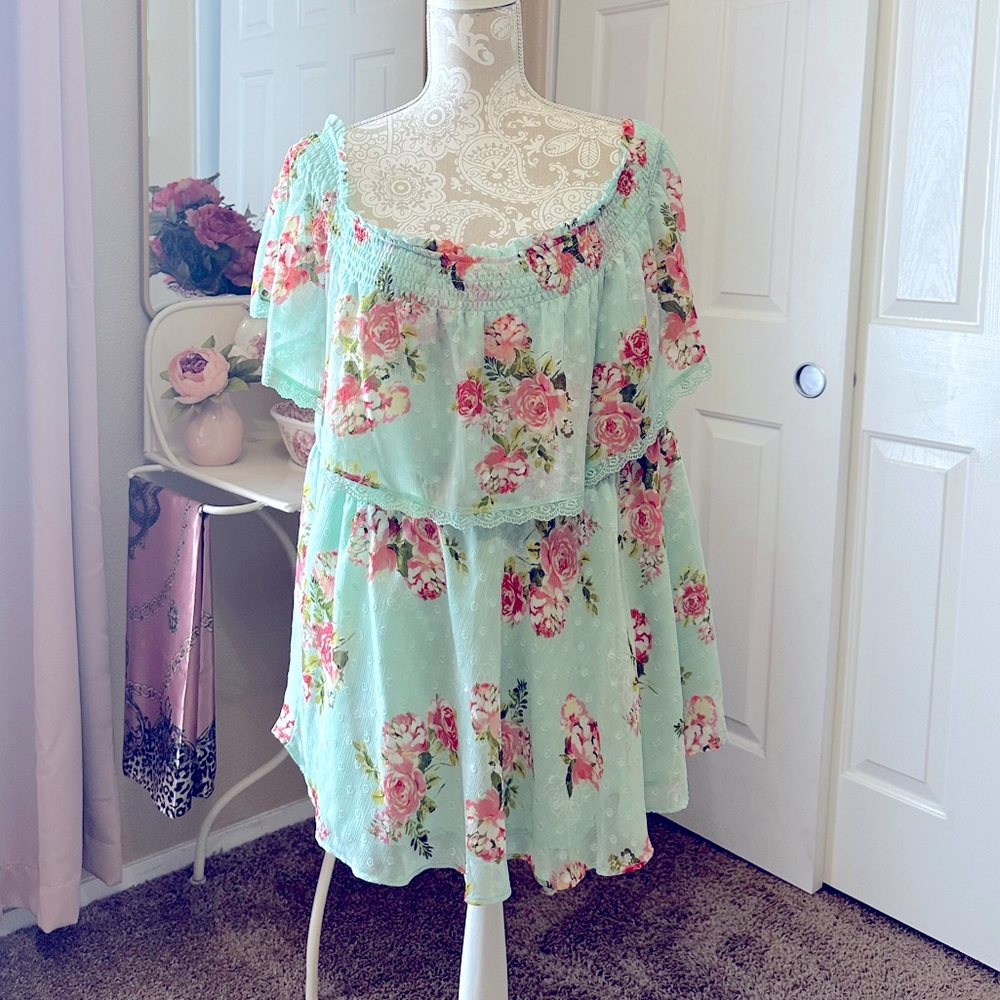Torrid off the shoulder blouse with baby doll waist. Beautiful floral design.